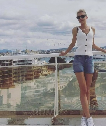 💋 Живу в Москве и готова порадовать тебя своими услугами в любое время! 🔥 Мои возможности безграничны - от нежных эротических массажей до интимных утех. Позволь мне осуществить все твои фантазии и открыть для тебя новые грани наслаждения. 👠 Я обожаю дарить радость и удовольствие мужчинам, и мои отзывы говорят сами за себя. 🌹 Только у меня ты найдешь истинное удовлетворение и безмятежную атмосферу. 💫 А фото в моем профиле - только небольшая подсказка о том, что ждет тебя! 📸 Не упусти возможность окунуться в море удовольствия со мной! 😘 Дарья